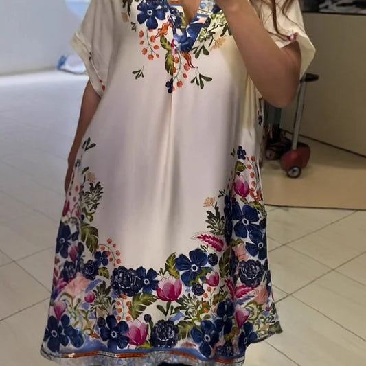 Elegantiška moteriška suknelė trumpomis rankovėmis ir gėlių raštu