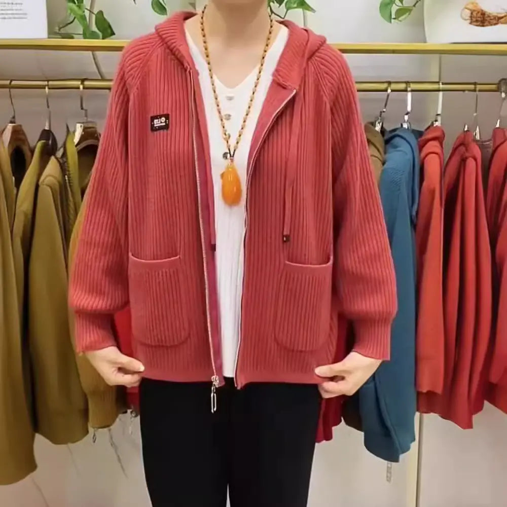 Moteriškas megztinis su kapišonu