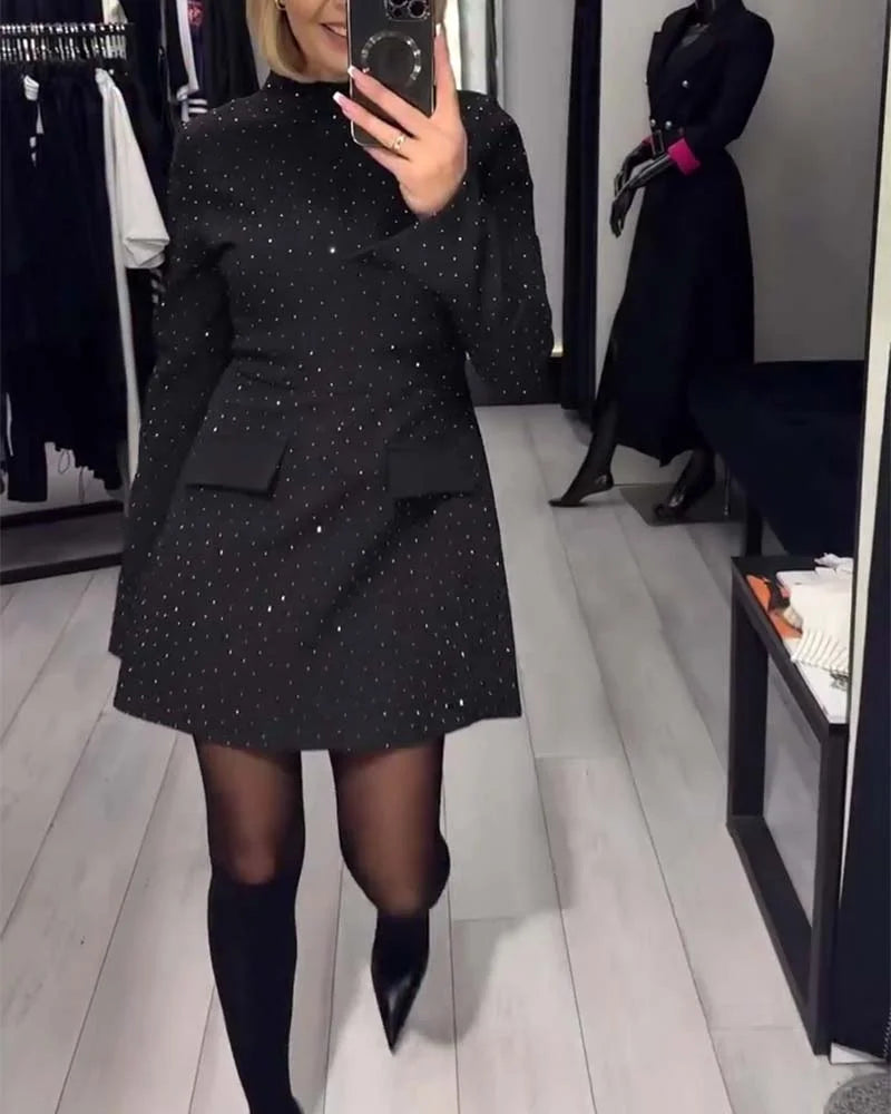 Elegantiška, blizganti moteriška suknelė