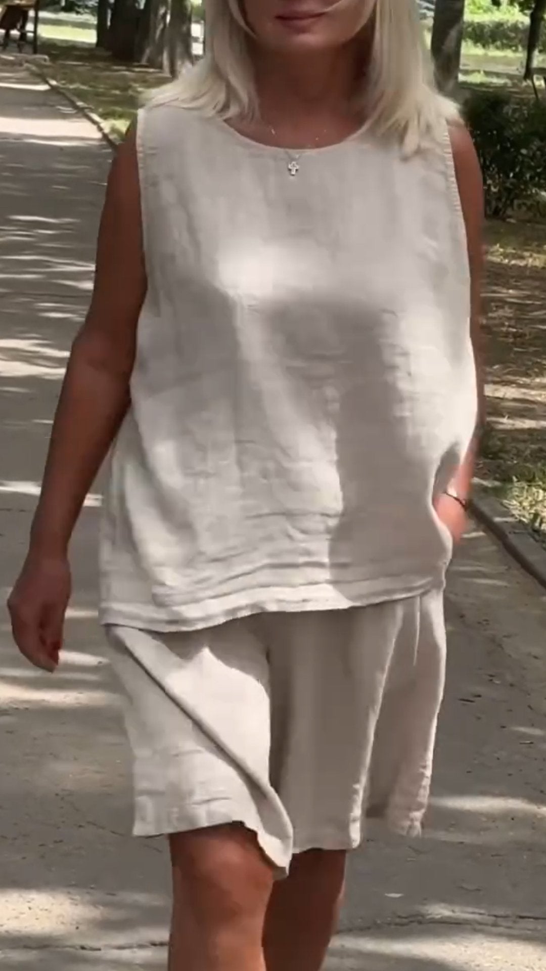 Moteriškas laisvalaikio kostiumas, apvaliu kaklu, be rankovių