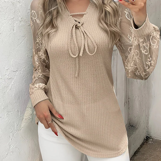 Elegantiška nėriniuota palaidinė su V formos iškirpte