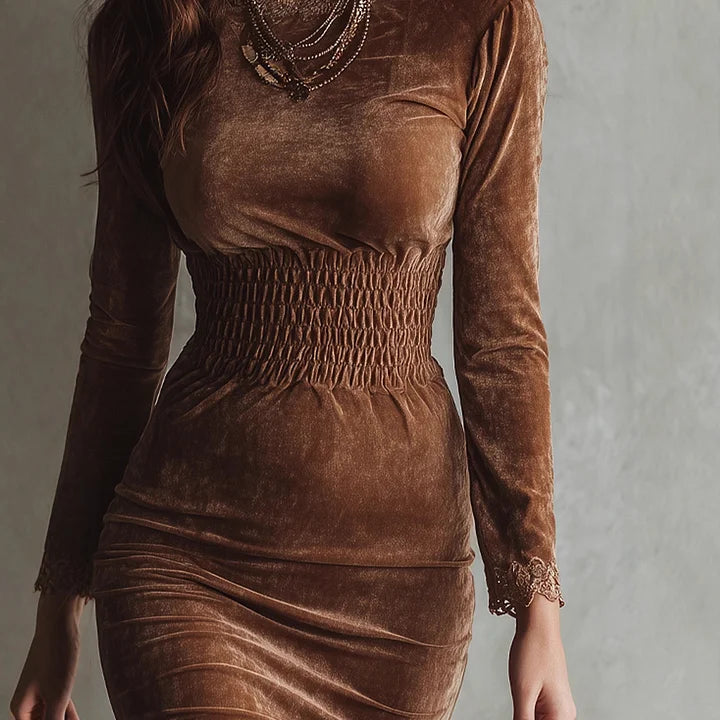 Prigludusi ruda aksominė suknelė