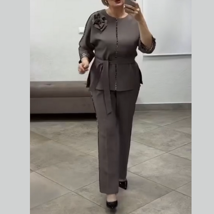 Elegantiškas moteriškas kostiumas su gėle