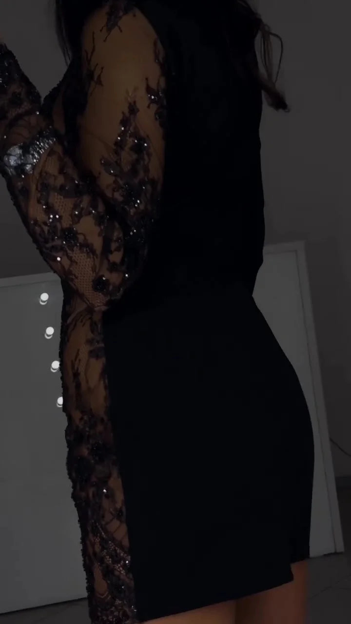 Seksuali suknelė su nėrinių apdaila