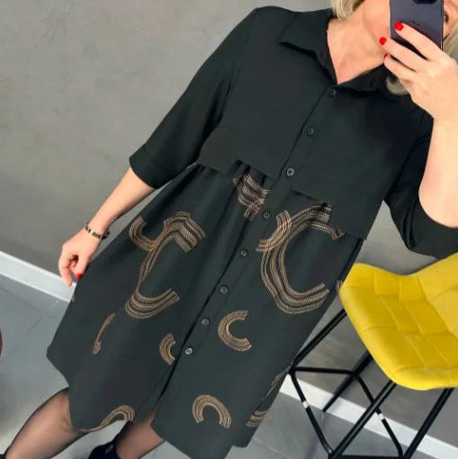 Išskirtinio stiliaus juoda suknelė