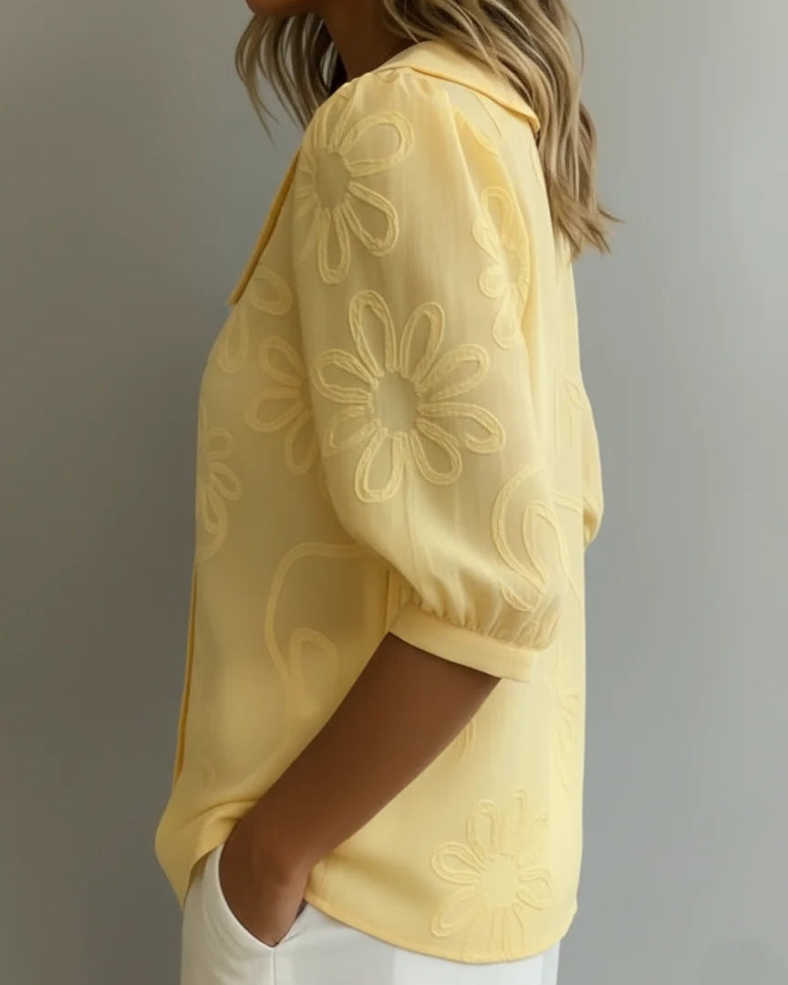 Marškiniai su stačia apykakle ir siuvinėtomis gėlėmis