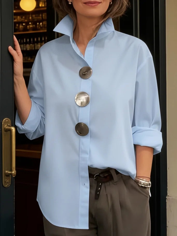 Elegantiška palaidinė su stačia apykakle ir metalinėmis sagomis