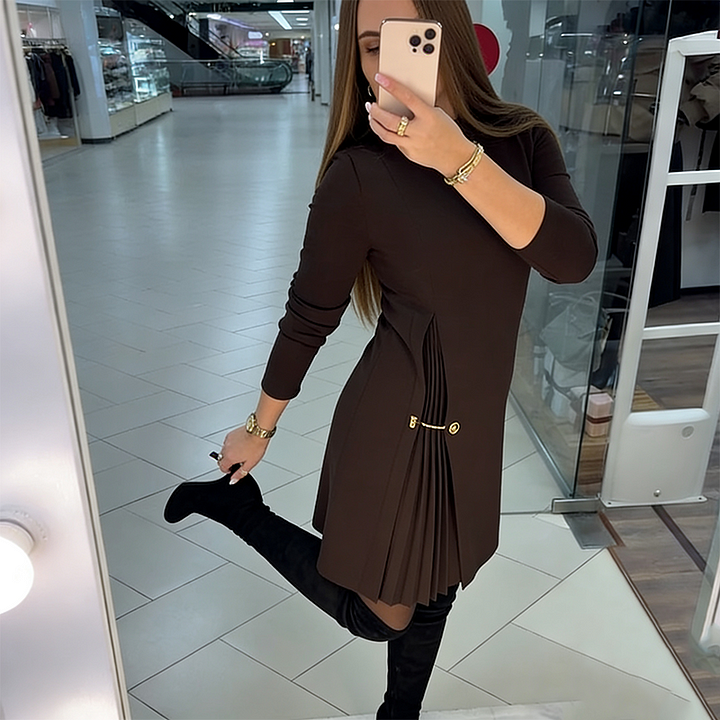 Elegantiška ilgarankovė suknelė su klostuotomis detalėmis