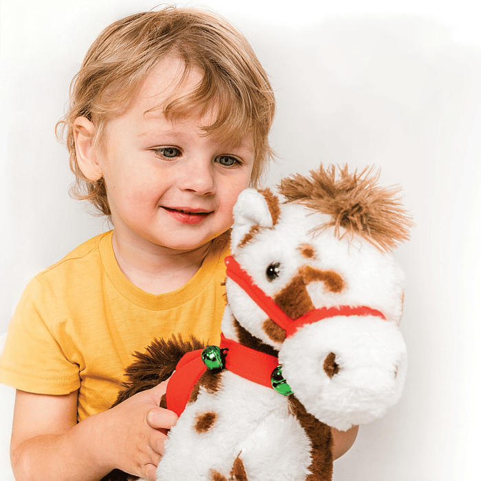 Pliušinis arklys: vaikščiojantis ir grojantis žaislas