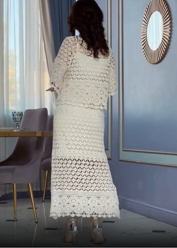 Moteriškas nėriniuotas dviejų dalių kostiumėlis