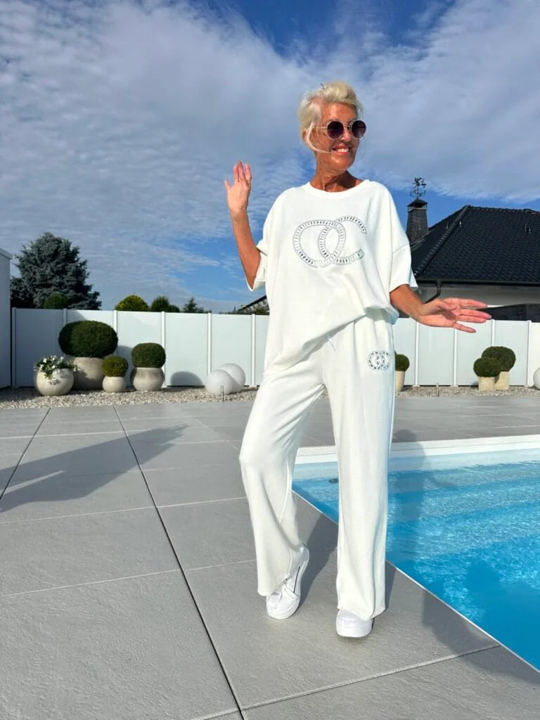 Moteriškas dviejų dalių laisvalaikio komplektas: palaidinė ir laisvo kirpimo kelnės