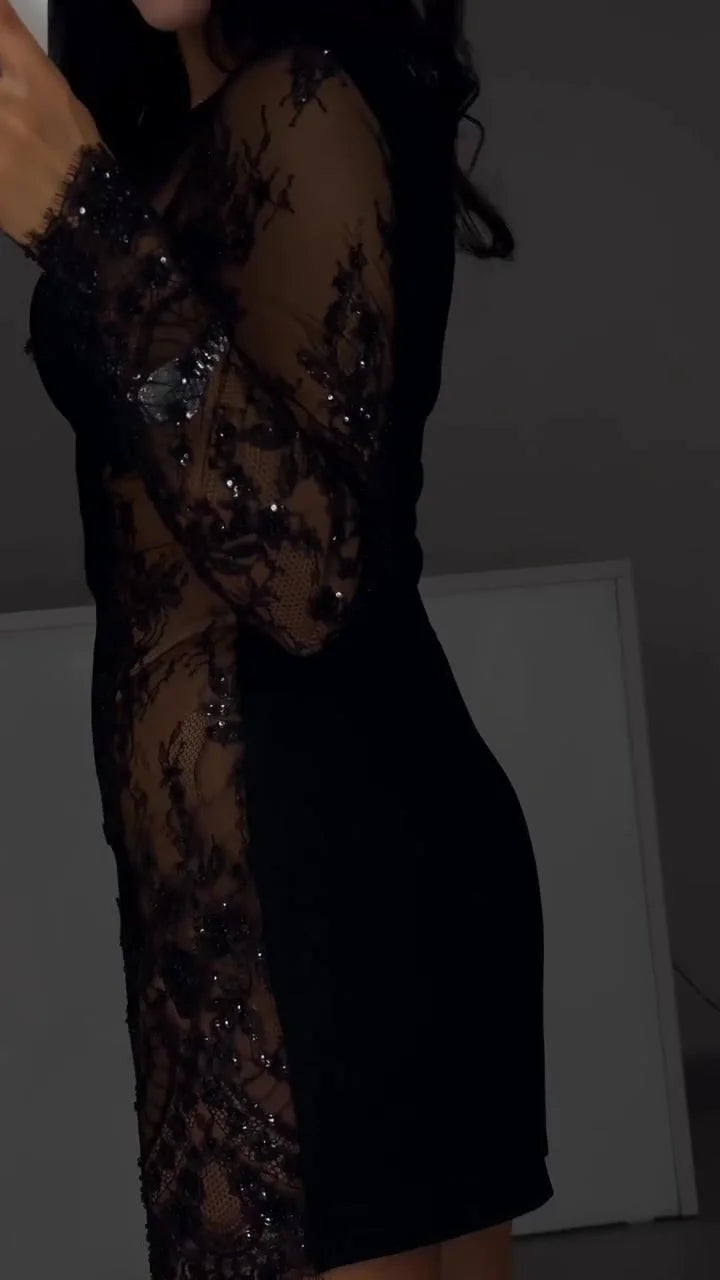 Seksuali suknelė su nėrinių apdaila