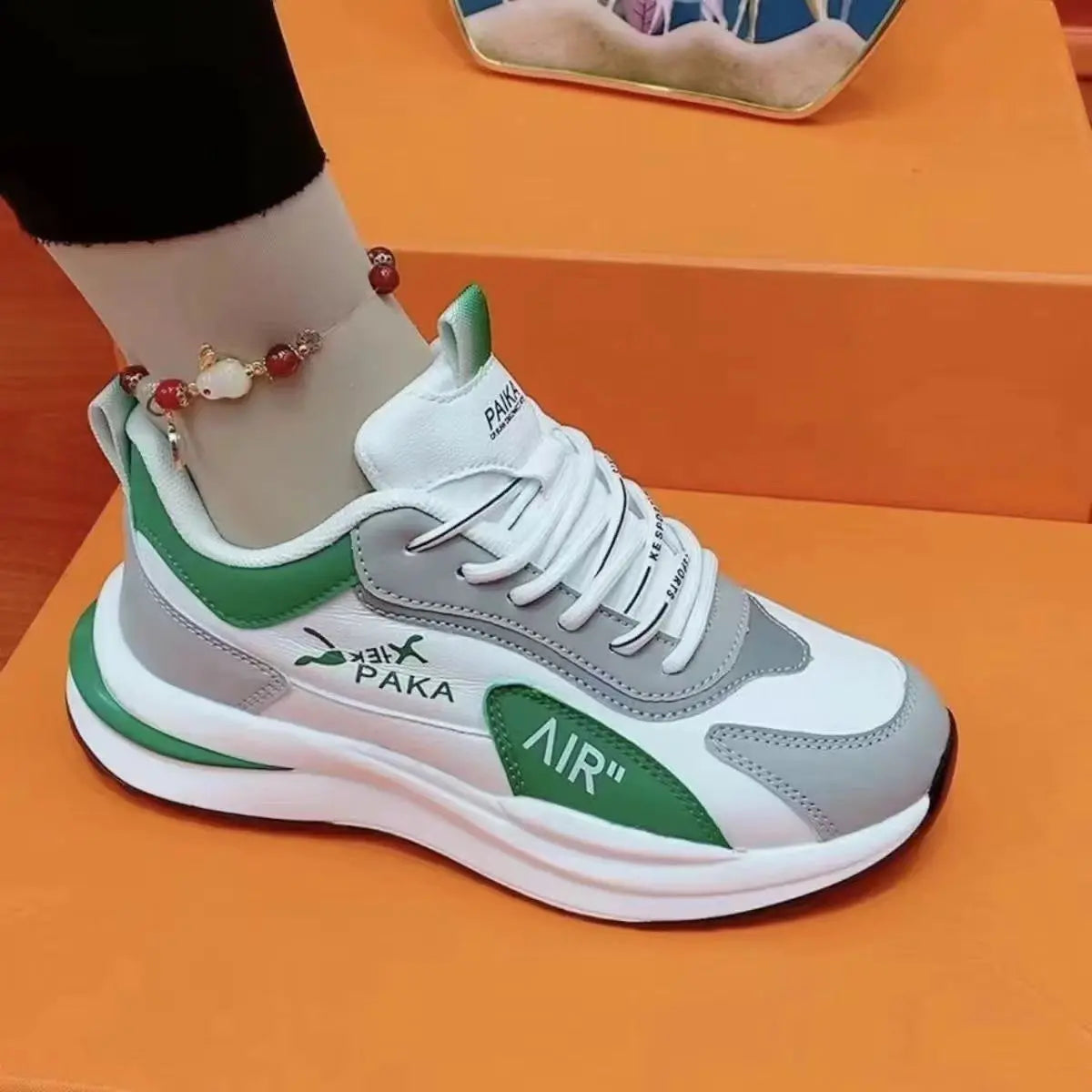 Moteriški madingi kedukai