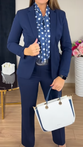 Stilingas moteriškas retro stiliaus trijų dalių kostiumas su taškeliais