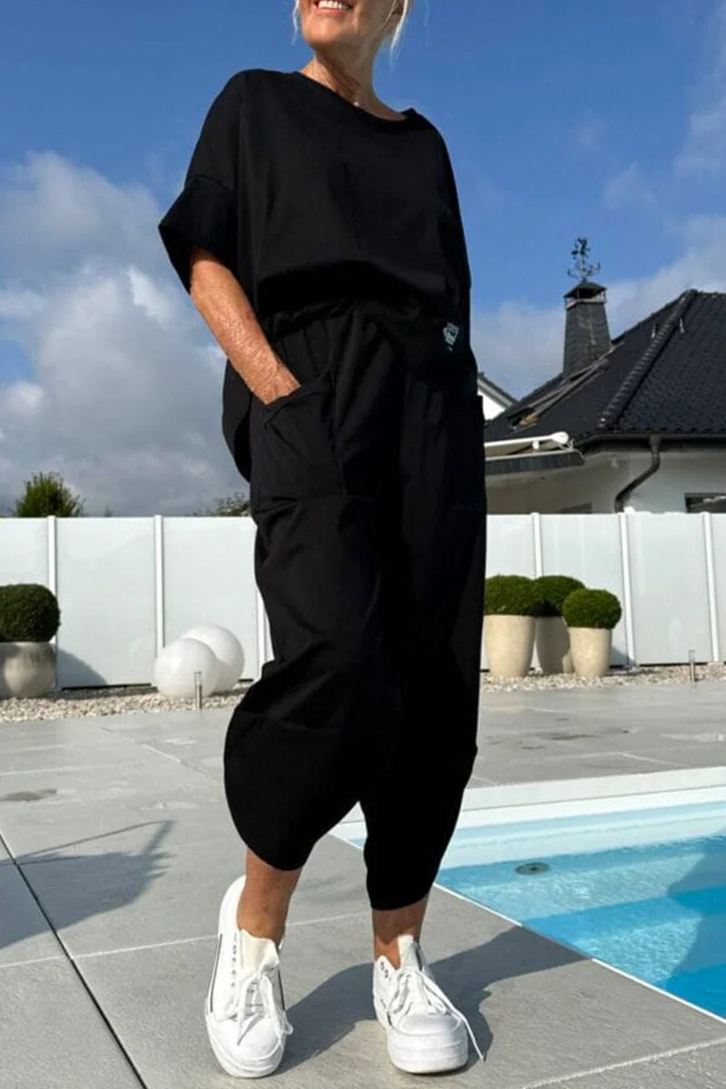 Moteriškas laisvalaikio kostiumas su apvalia iškirpte ir kelnėmis