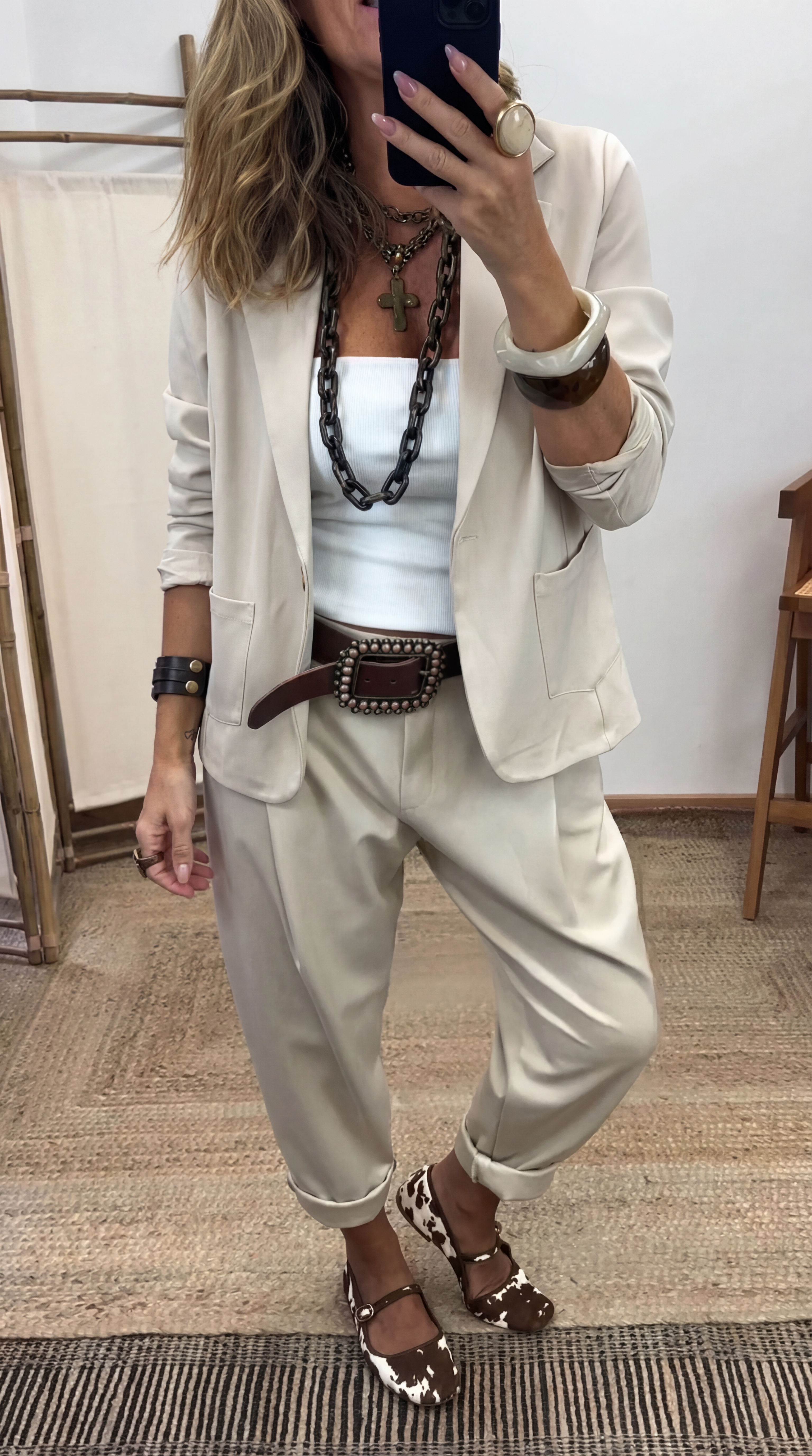 Moteriškas dalykinis kostiumėlis