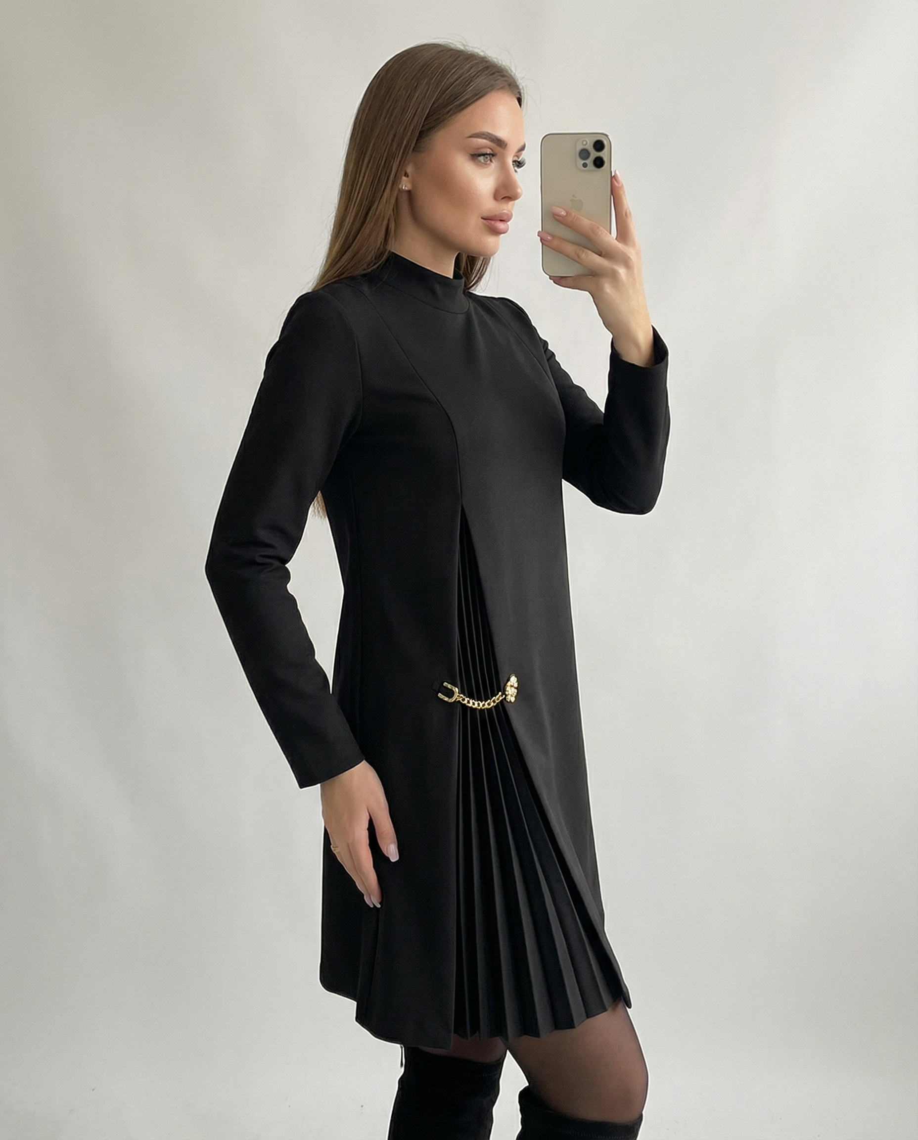 Elegantiška ilgarankovė suknelė su klostuotomis detalėmis