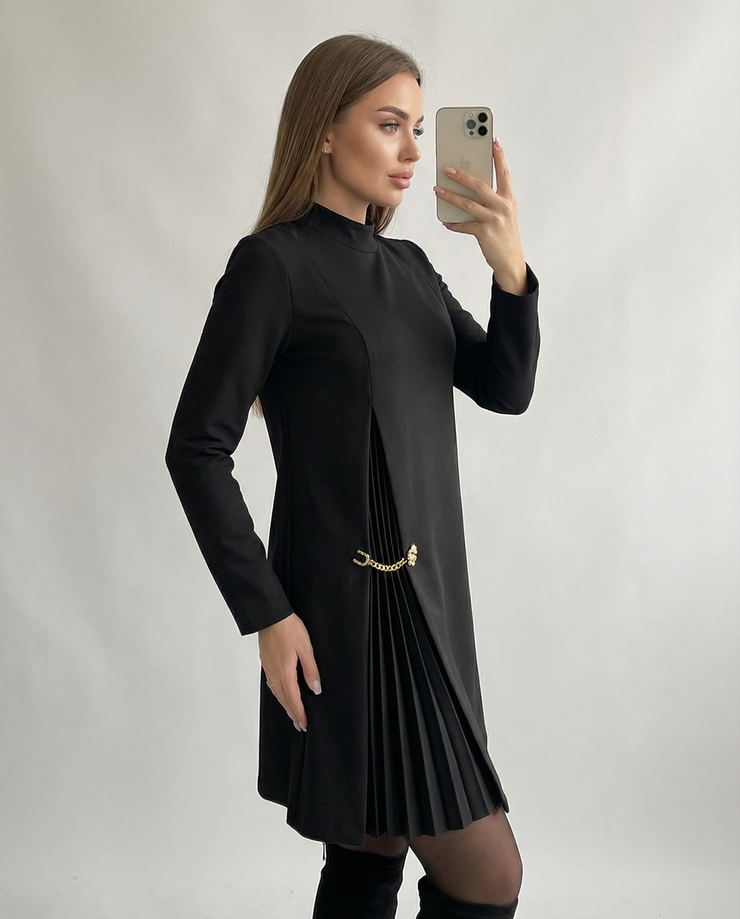 Elegantiška ilgarankovė suknelė su klostuotomis detalėmis
