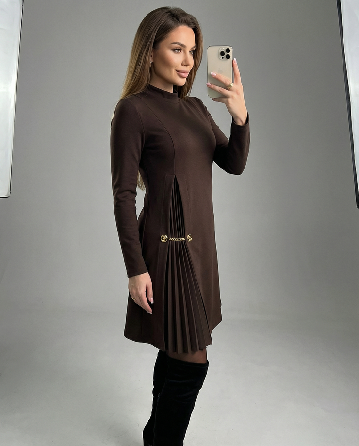 Elegantiška ilgarankovė suknelė su klostuotomis detalėmis