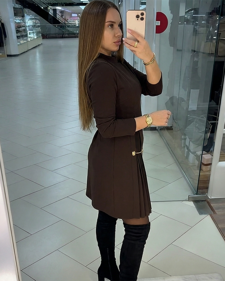 Elegantiška ilgarankovė suknelė su klostuotomis detalėmis