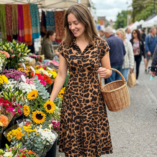 Elegantiška moteriška suknelė su leopardo raštu
